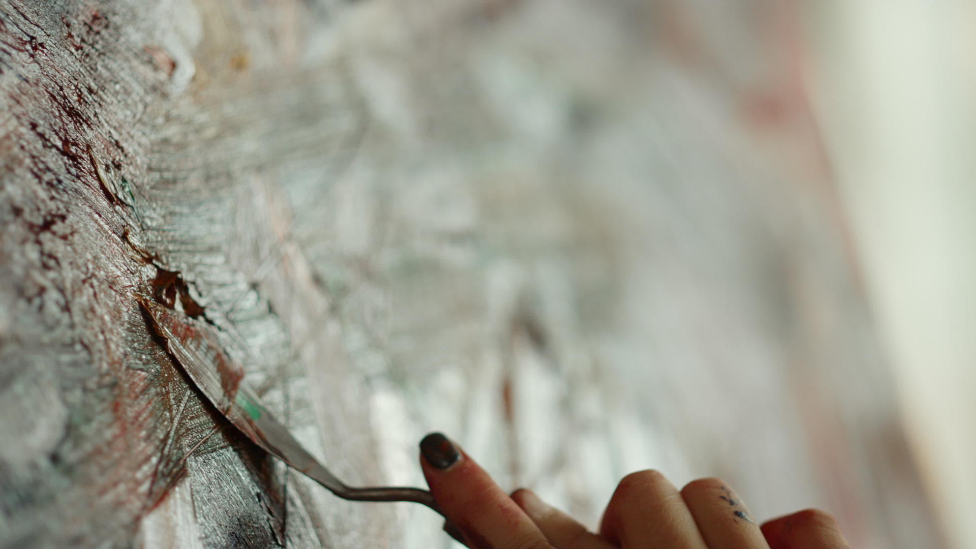 一名女子在艺术工作室手里拿着一把配色刮刀视频的预览图