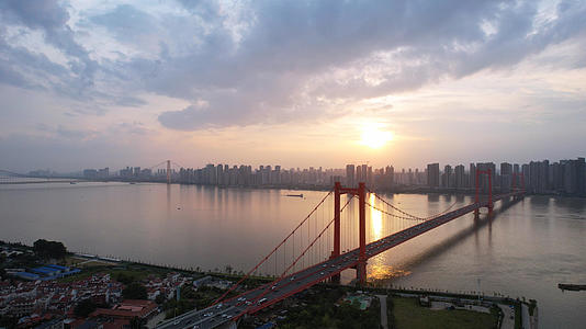 航拍城市夕阳晚霞落日天空自然天气武汉鹦鹉洲长江大桥4k素材视频的预览图