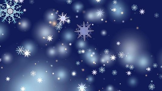 黑色屏幕上落下的六星刺翼圣诞节蓝色背景下的冰尘颗粒视频的预览图