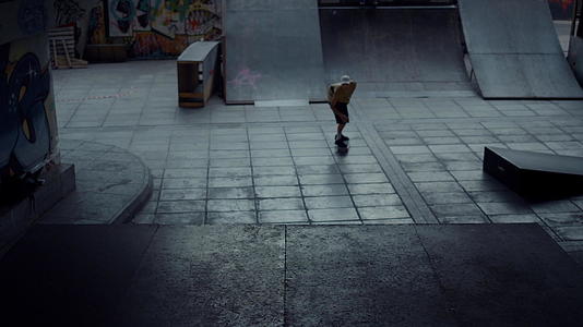 运动运动员在城市滑板公园的坡道上准备滑板比赛视频的预览图