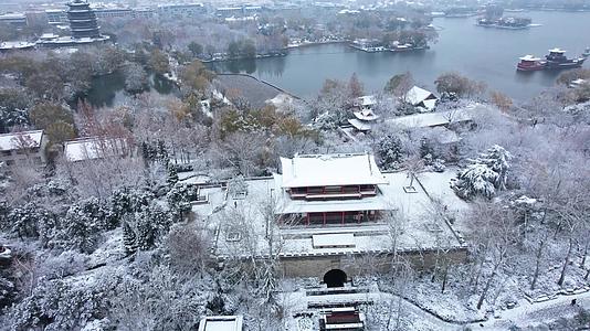 4K山东济南大明湖冬季雪景航拍视频视频的预览图