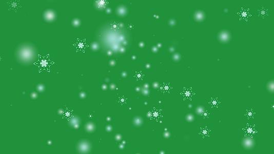 白色的雪花和六颗星星在绿色的屏幕上落下视频的预览图