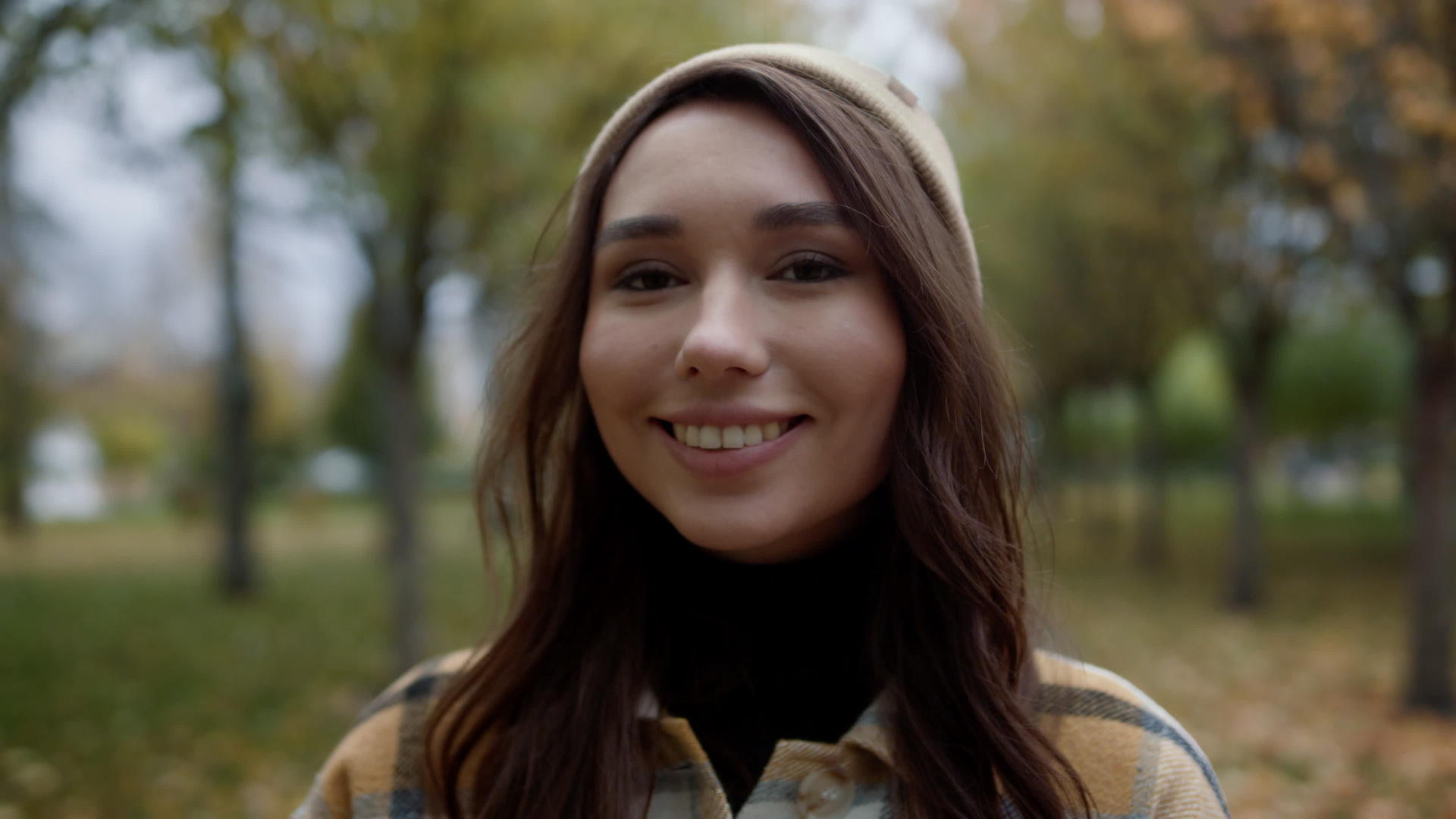站在公园里微笑的女孩肖像视频的预览图