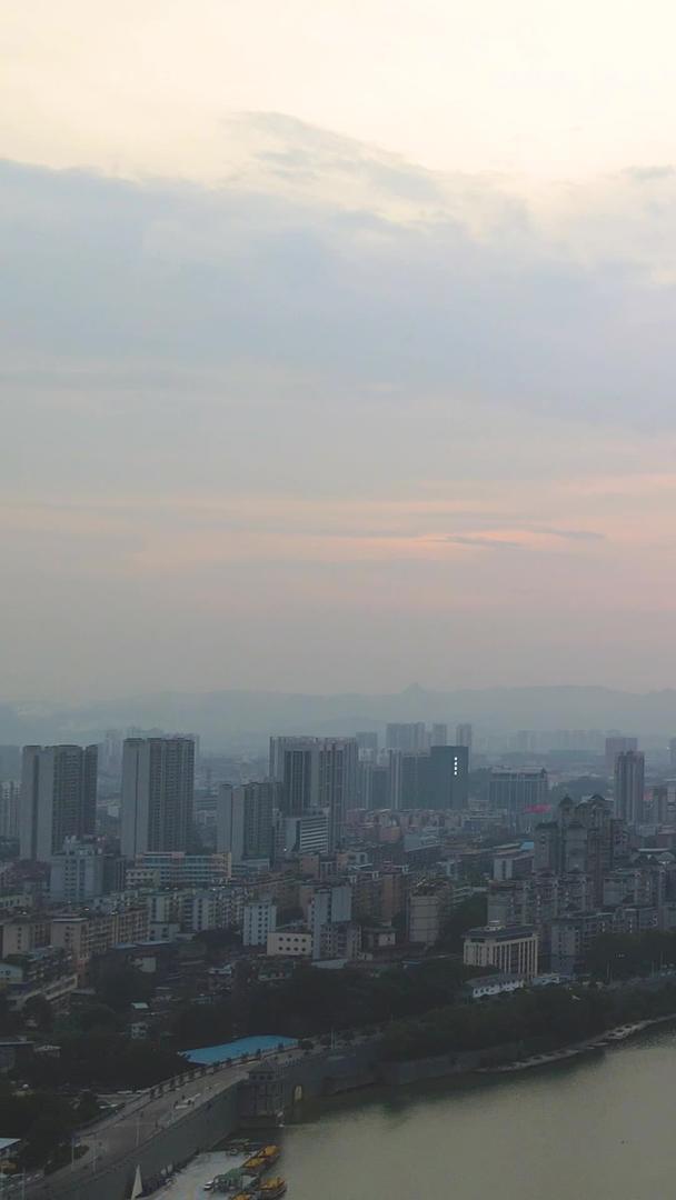 航拍广西柳州柳江城市夕阳落日视频的预览图