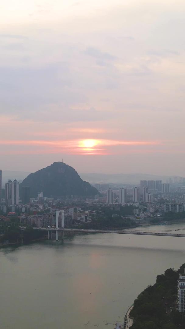 航拍广西柳州柳江城市夕阳落日视频的预览图