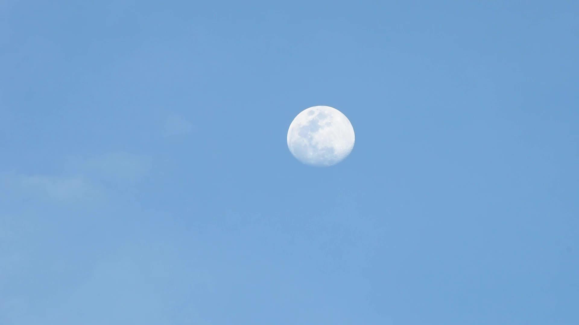 夜晚满月表面的时空运动坑在明亮的天空和云中迅速移动视频的预览图
