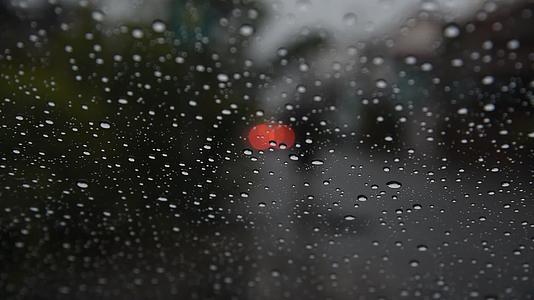 汽车挡风玻璃上的雨滴视频的预览图