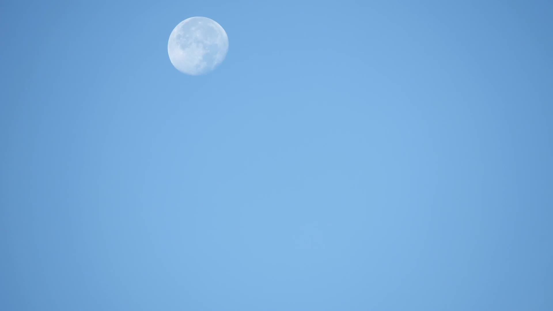 在明亮的天空和云彩中弹坑在满月表面的时空运动迅速移动视频的预览图