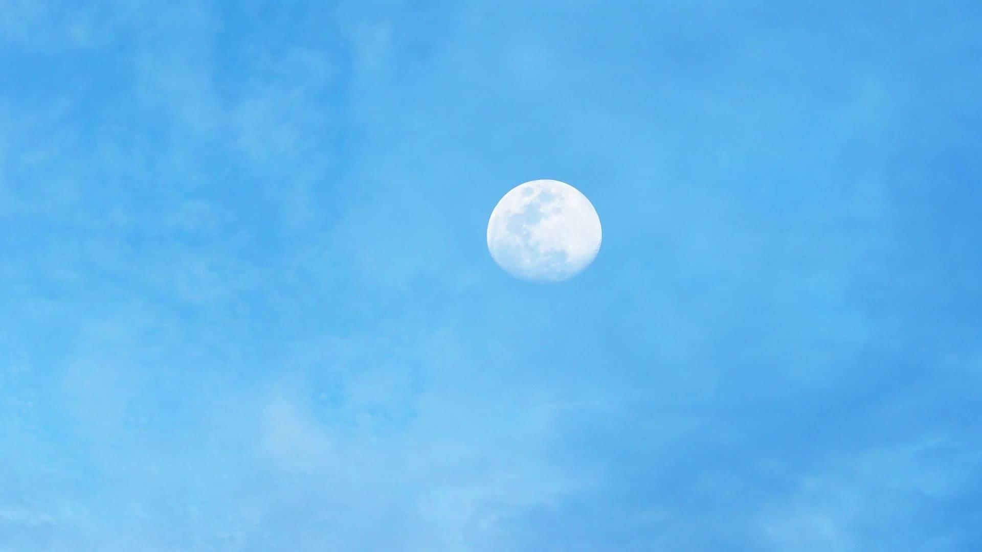 夜晚在明亮的天空和云彩中满月表面的时空运动坑在视频的预览图