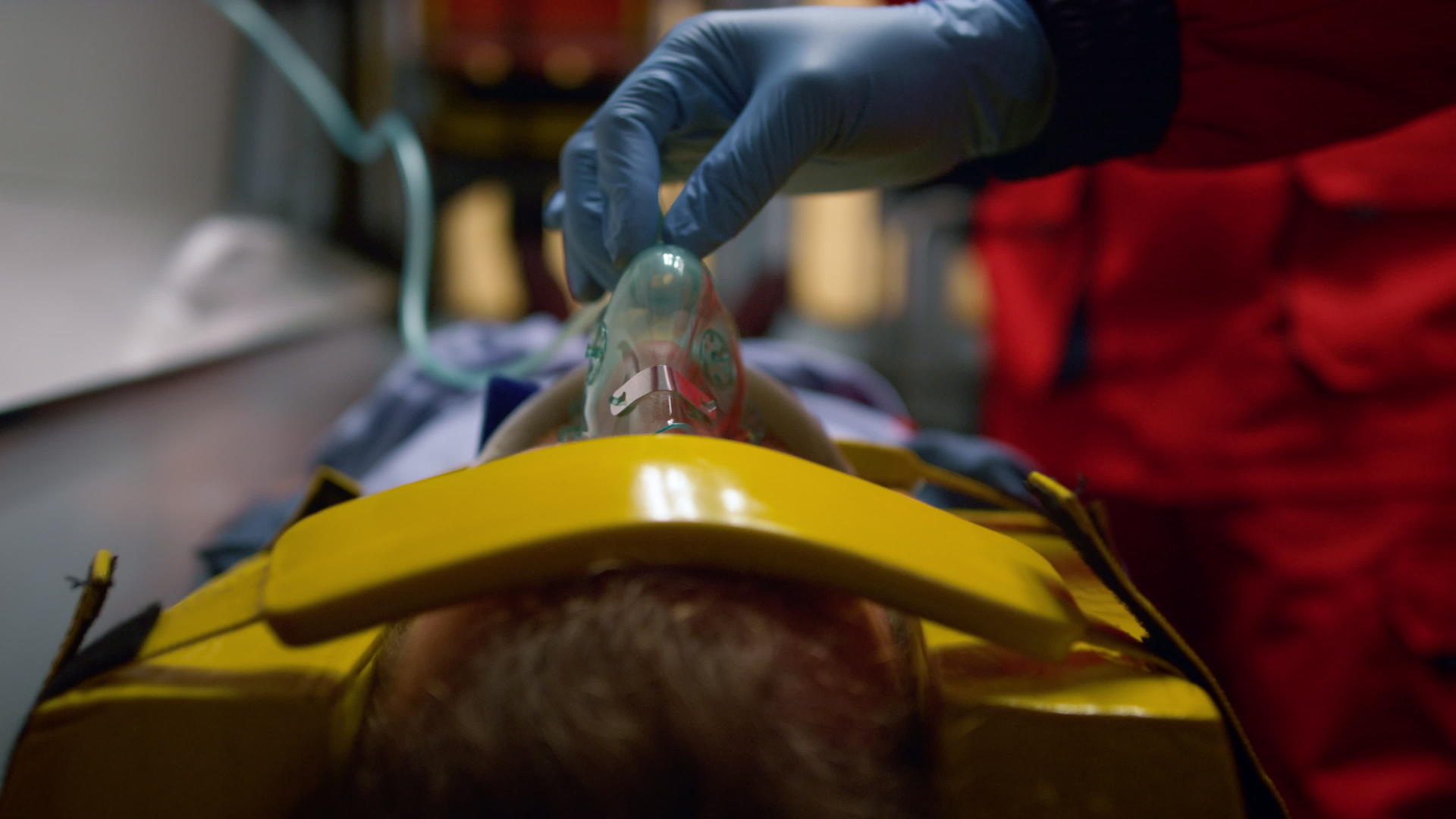 医护人员在病人脸上戴上氧气面具进行治疗视频的预览图