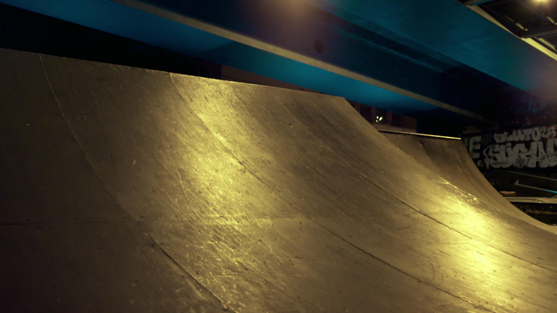 运动青少年在夜间滑板公园一起骑滑板车小轮车训练技能视频的预览图