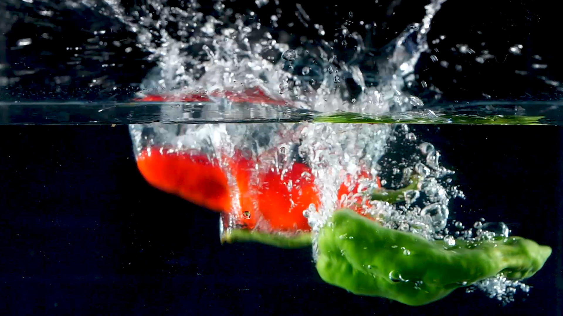 慢镜头青红椒生姜猪肉入水特效视频的预览图