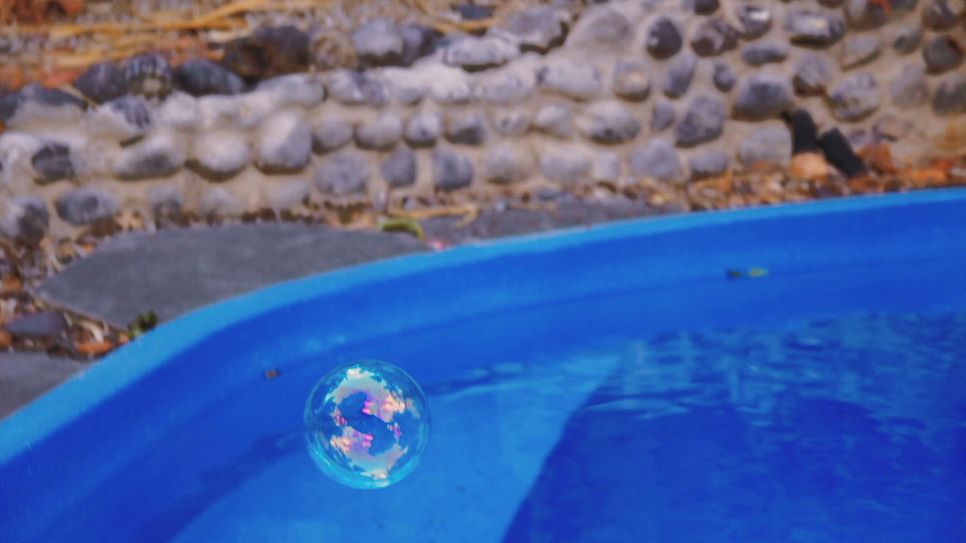 肥皂泡从游泳池跳到水上视频的预览图