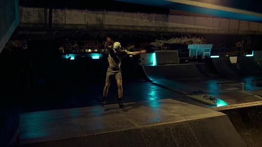 在滑板公园里竞技轮滑运动员练习视频的预览图