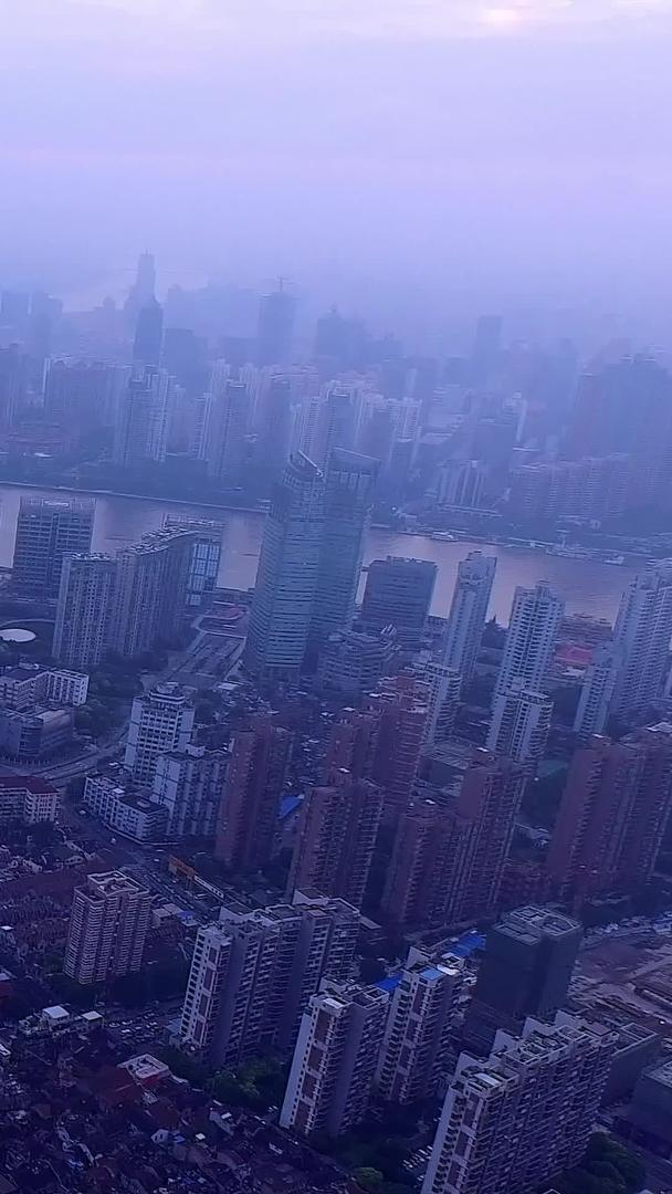 上海陆家嘴CBD航拍在黎明视频的预览图