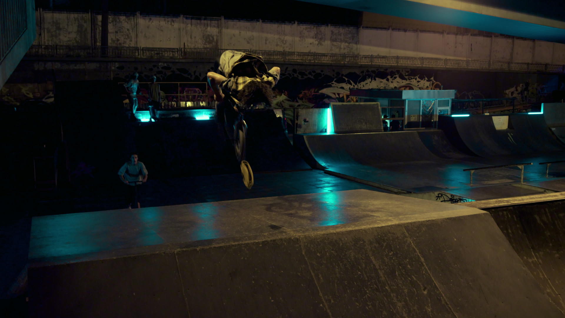 运动型青少年骑手在滑板公园骑滑板车和越野自行车一起跳跃视频的预览图
