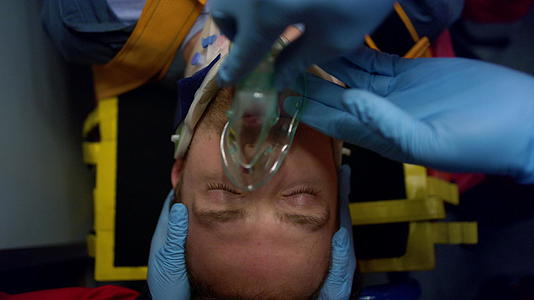 医护人员给病人戴上氧气面罩视频的预览图