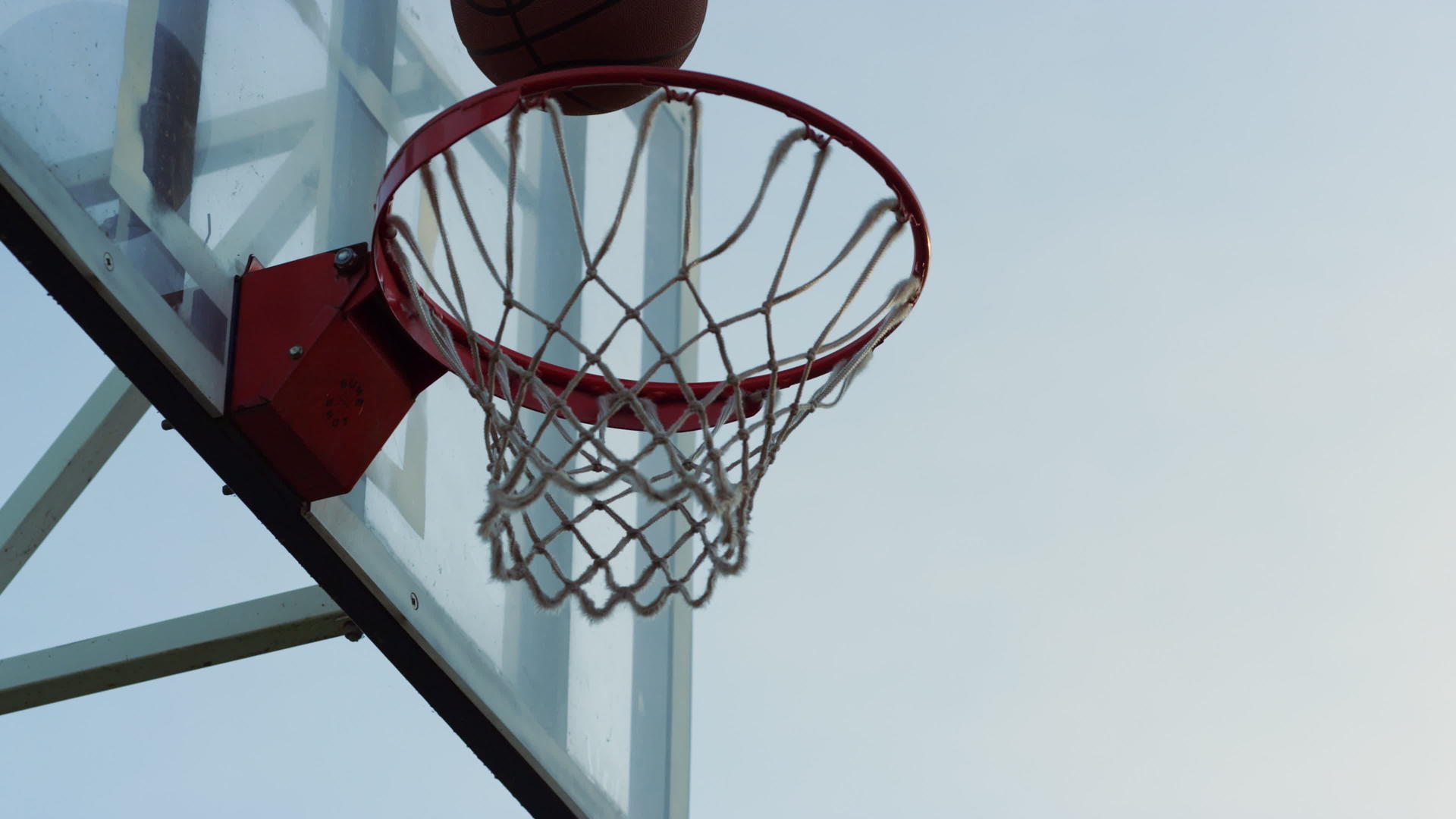 篮球成功进入体育操场篮球框视频的预览图