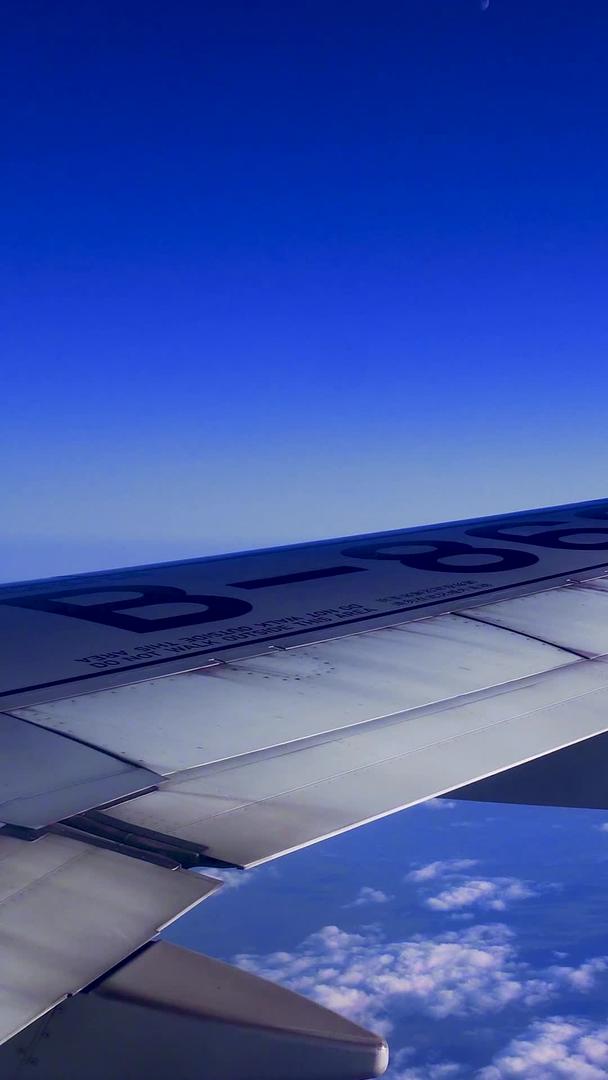 飞机窗外的高空景观视频的预览图