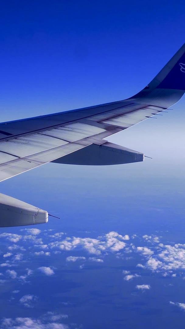飞机窗外的高空景观视频的预览图