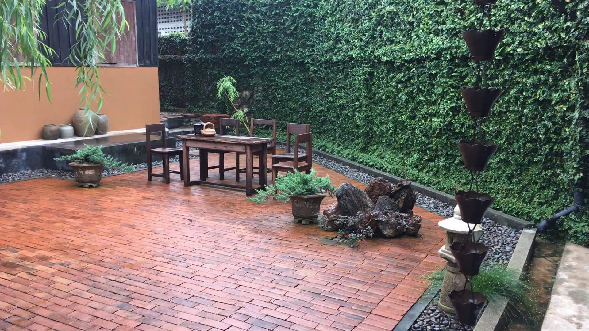 旧木家具安装在室外花园视频的预览图
