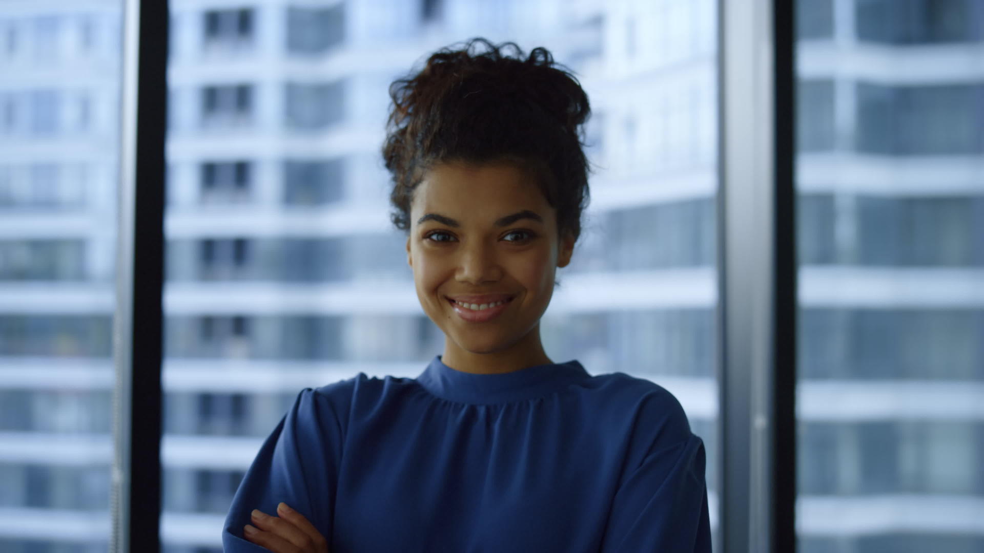 微笑着站在窗前的女企业家视频的预览图