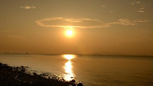 8K实拍海边清晨太阳升起延时摄影视频的预览图