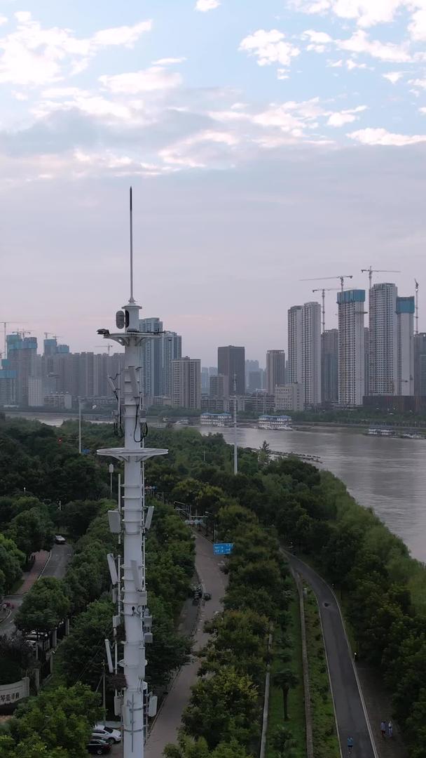 5G信号塔技术互联网基础设施材料在航拍城市住宅小区旁边视频的预览图