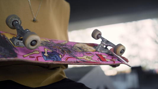休闲滑板手在城市滑板公园玩滑板视频的预览图