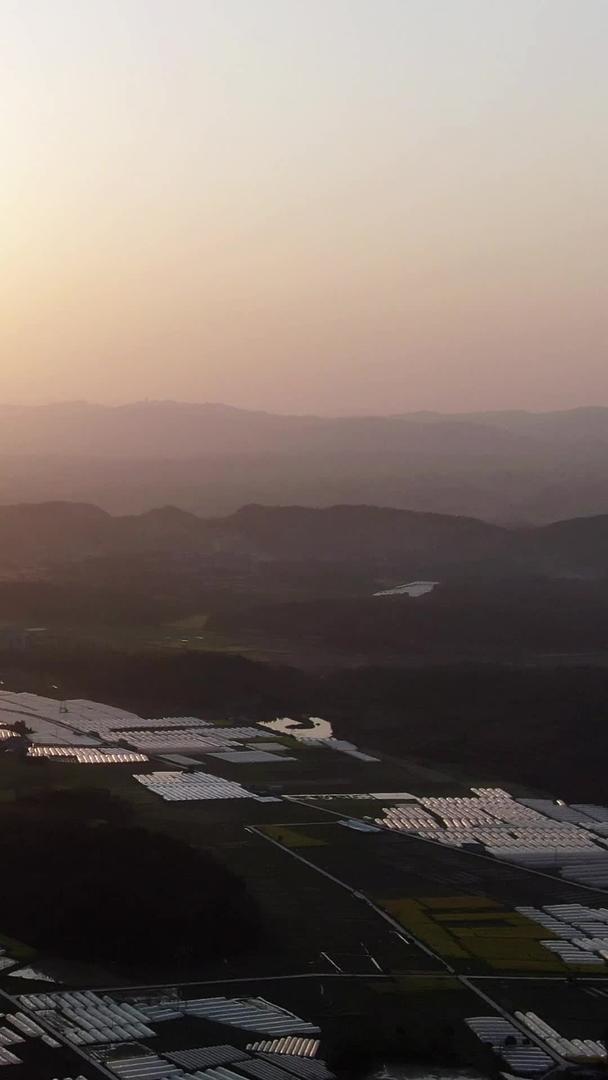 夕阳下的田园风光航拍视频的预览图