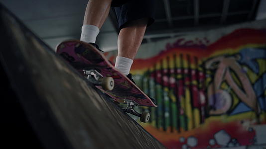 活跃的人们在滑板公园练习滑板墙上涂鸦视频的预览图