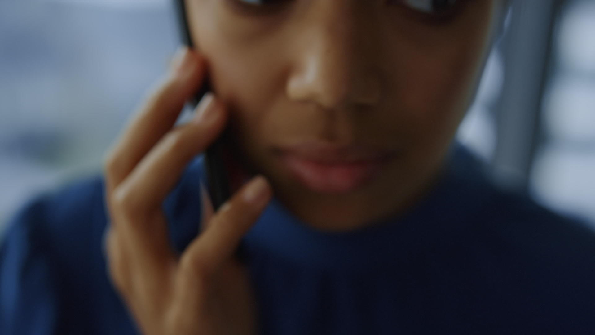悲伤的女性使用手机电话视频的预览图