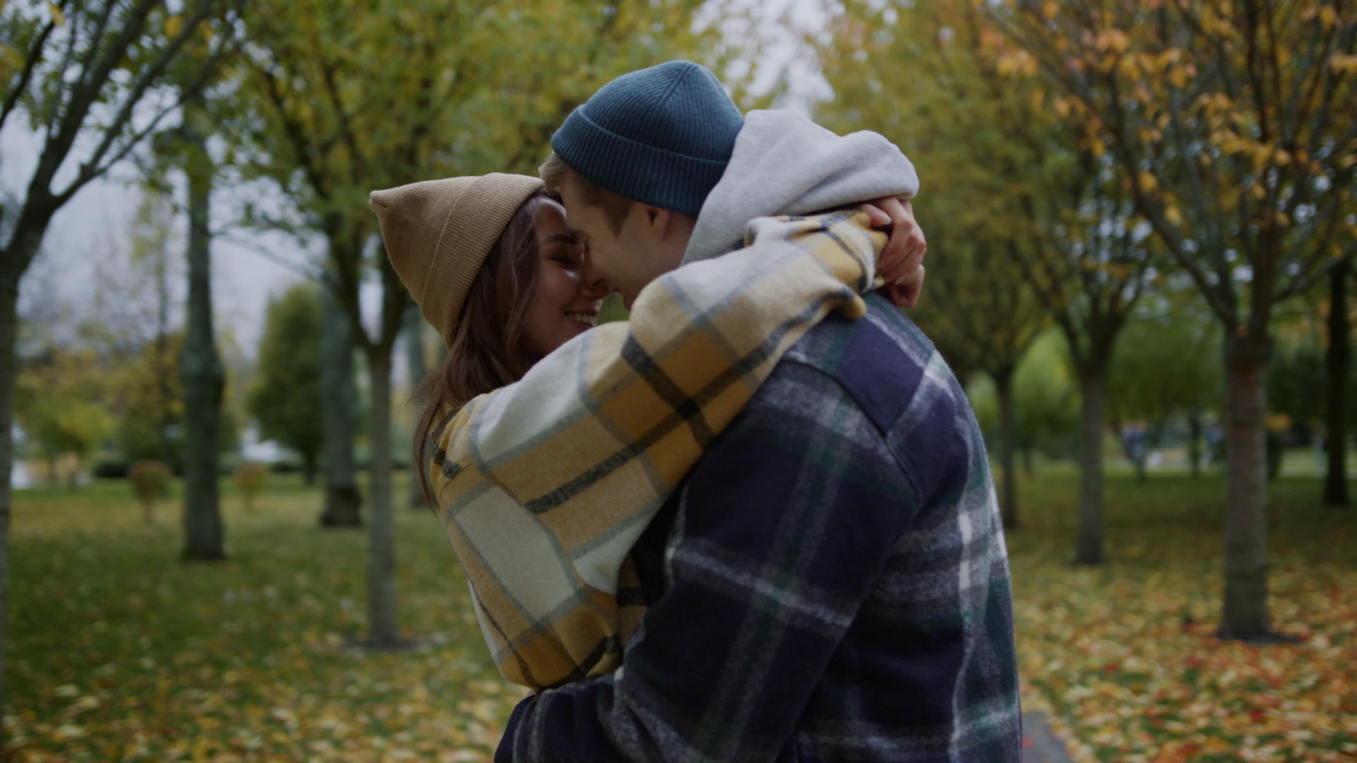 秋天公园里的情侣们浪漫地接吻视频的预览图