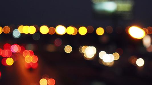 城市背景模糊夜间交通在街道上行驶汽车灯光下移动bokeh视频的预览图