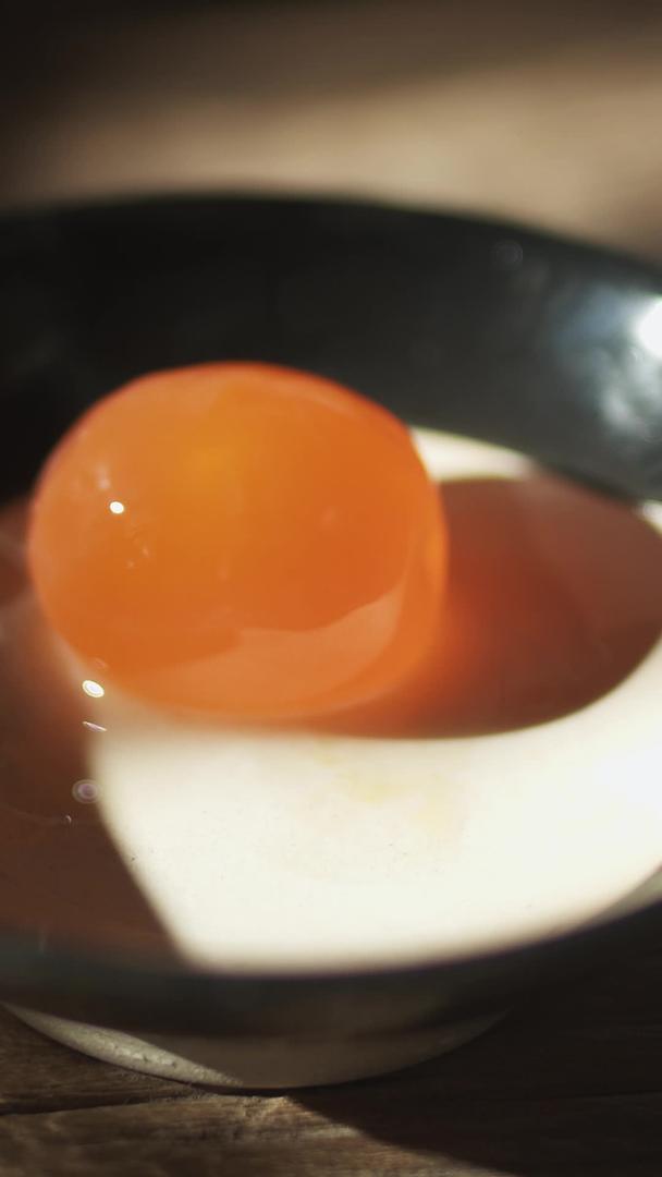 实拍月饼原料咸蛋黄落入碗中视频的预览图