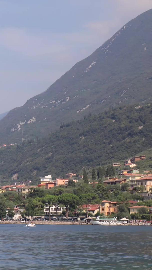 延时视频视频在意大利加尔达湖畔小镇视频的预览图