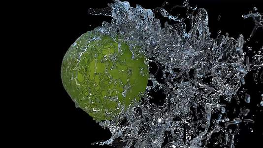黑色背景下的绿色苹果水喷超慢动作黑色背景视频的预览图