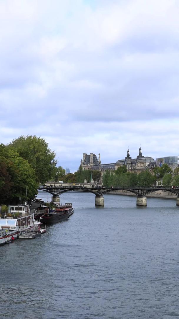 延时视频是巴黎塞纳河两岸的风景视频的预览图