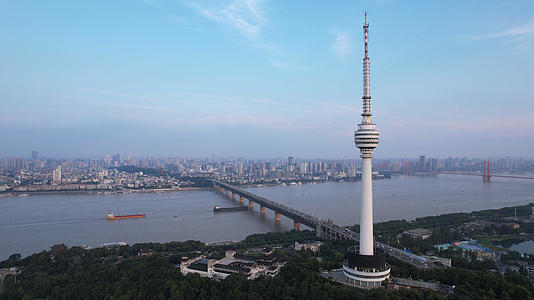 航拍城市长江江景桥梁高耸于云的信号塔网络基础建设科技4k素材视频的预览图