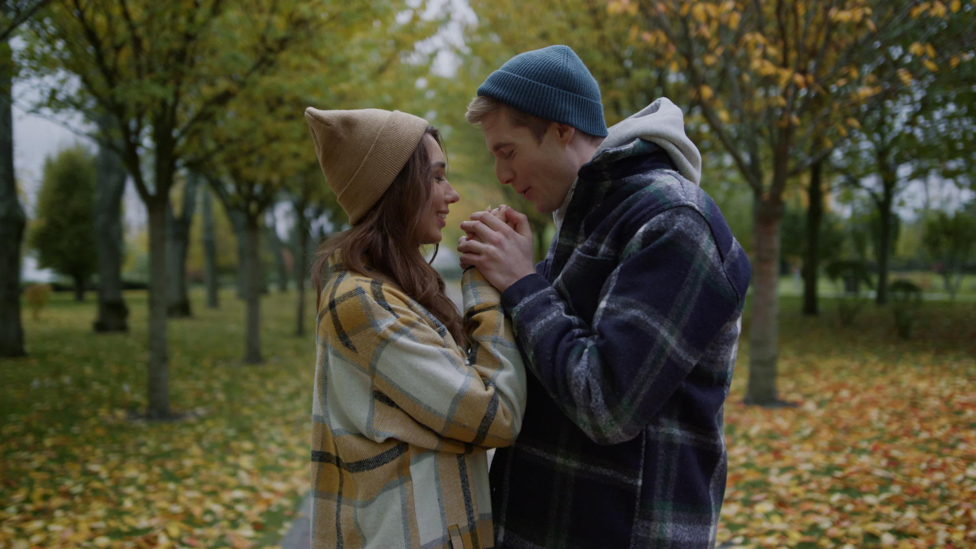 秋天公园里的男女情侣互相搓手取暖视频的预览图
