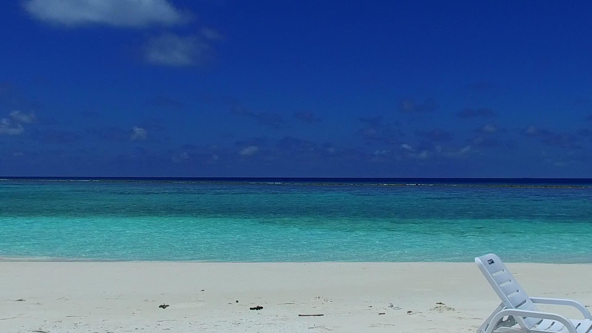 白沙背景的蓝绿色海洋在度假村附近近距离观看热带海岸海滩海滩视频的预览图