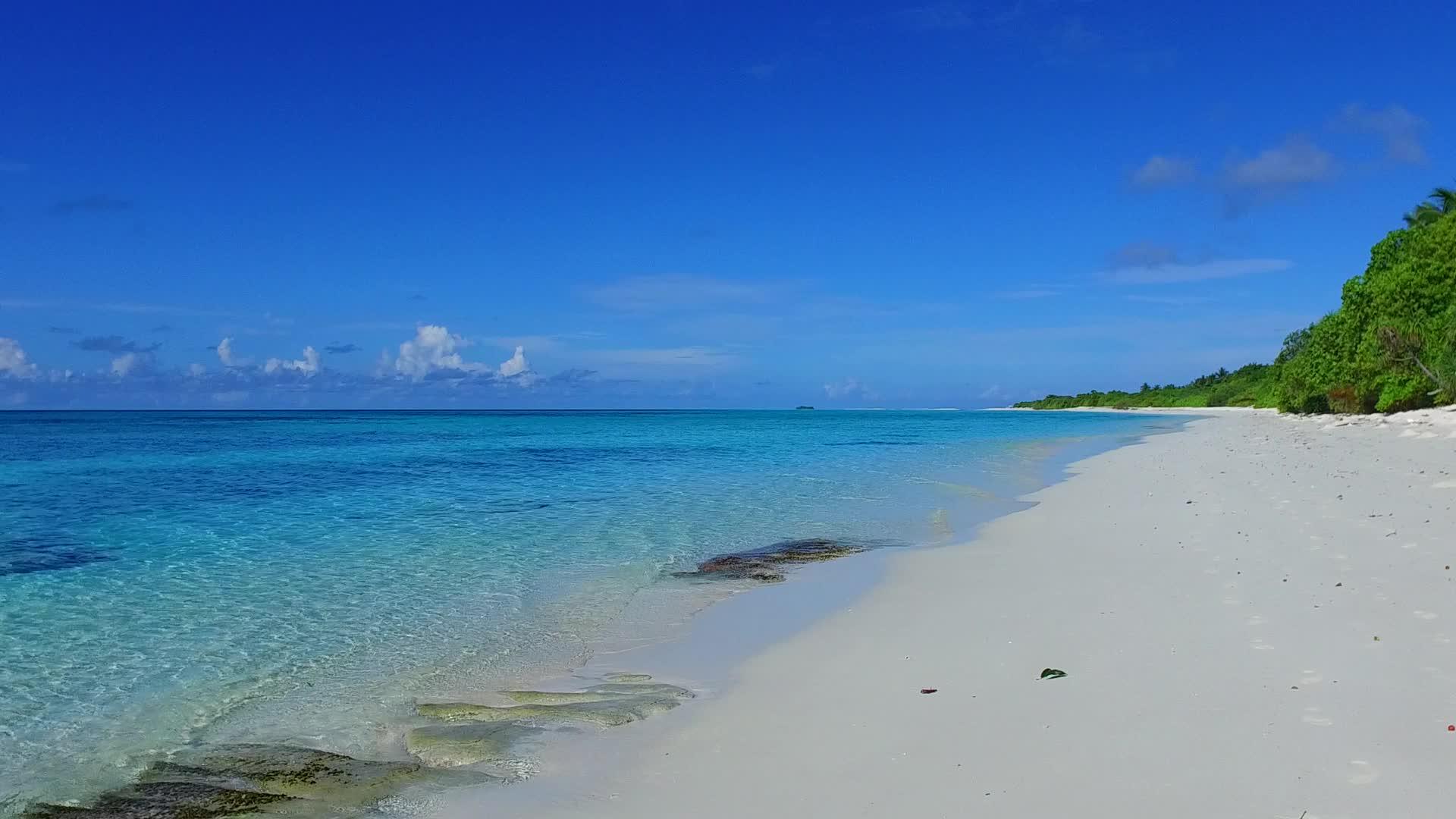 蓝色环礁湖和白色沙沙背景的长角旅游视频的预览图