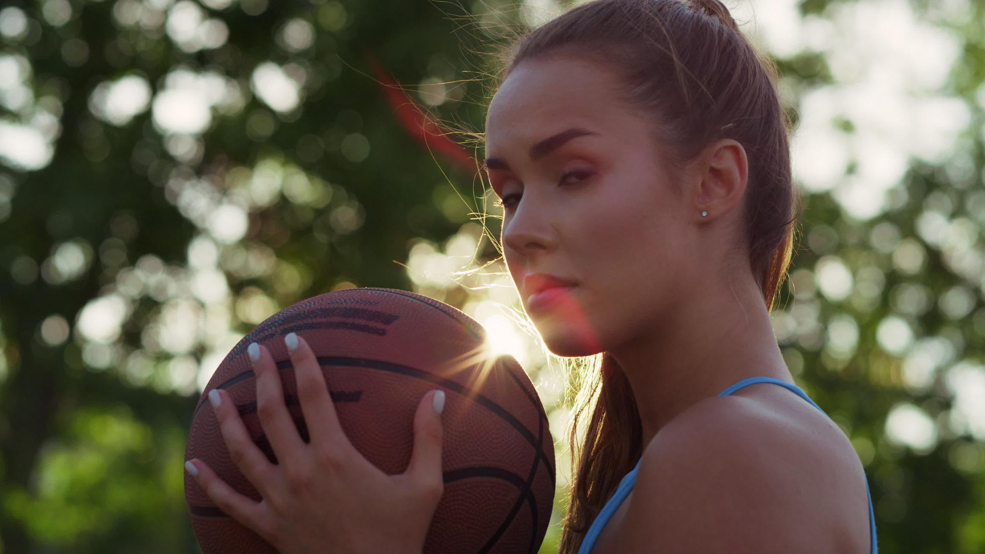 在体育操场训练街头篮球的美女视频的预览图