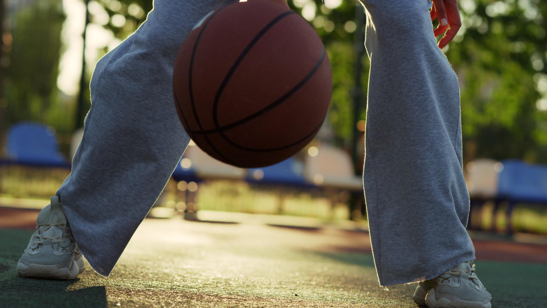 特写的女运动员独自在操场上打街头篮球视频的预览图