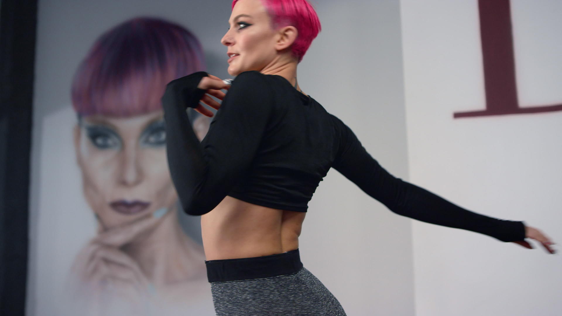 女性在健身房训练跳舞视频的预览图