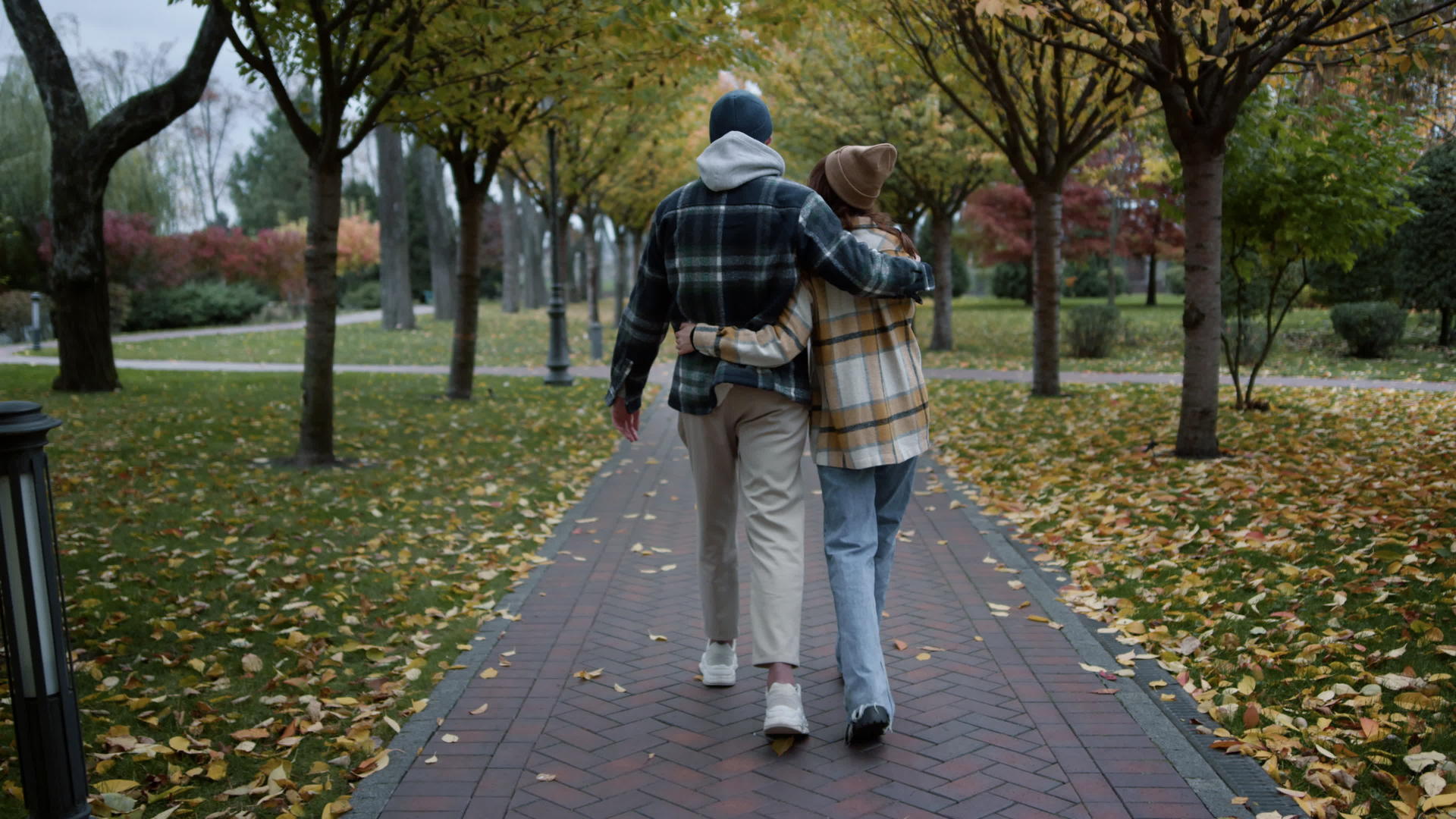 年轻快乐的夫妇在秋天在公园里散步视频的预览图