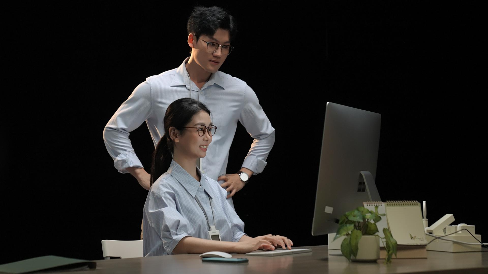 加班工人一起讨论工作 的预览图