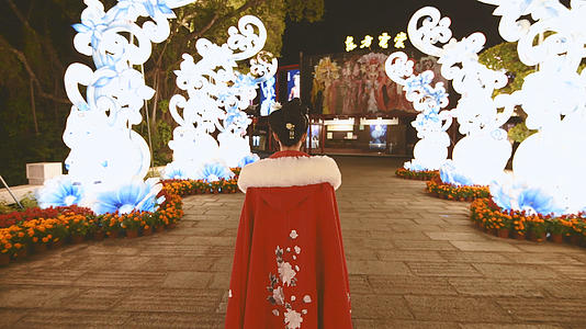 深圳锦绣中华民俗自贡灯会与古装少女背影4K视频的预览图
