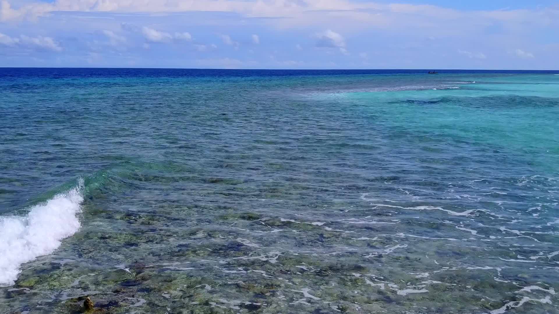 热带海滨海滩从浅海到沙巴浅海有白色海滩背景视频的预览图