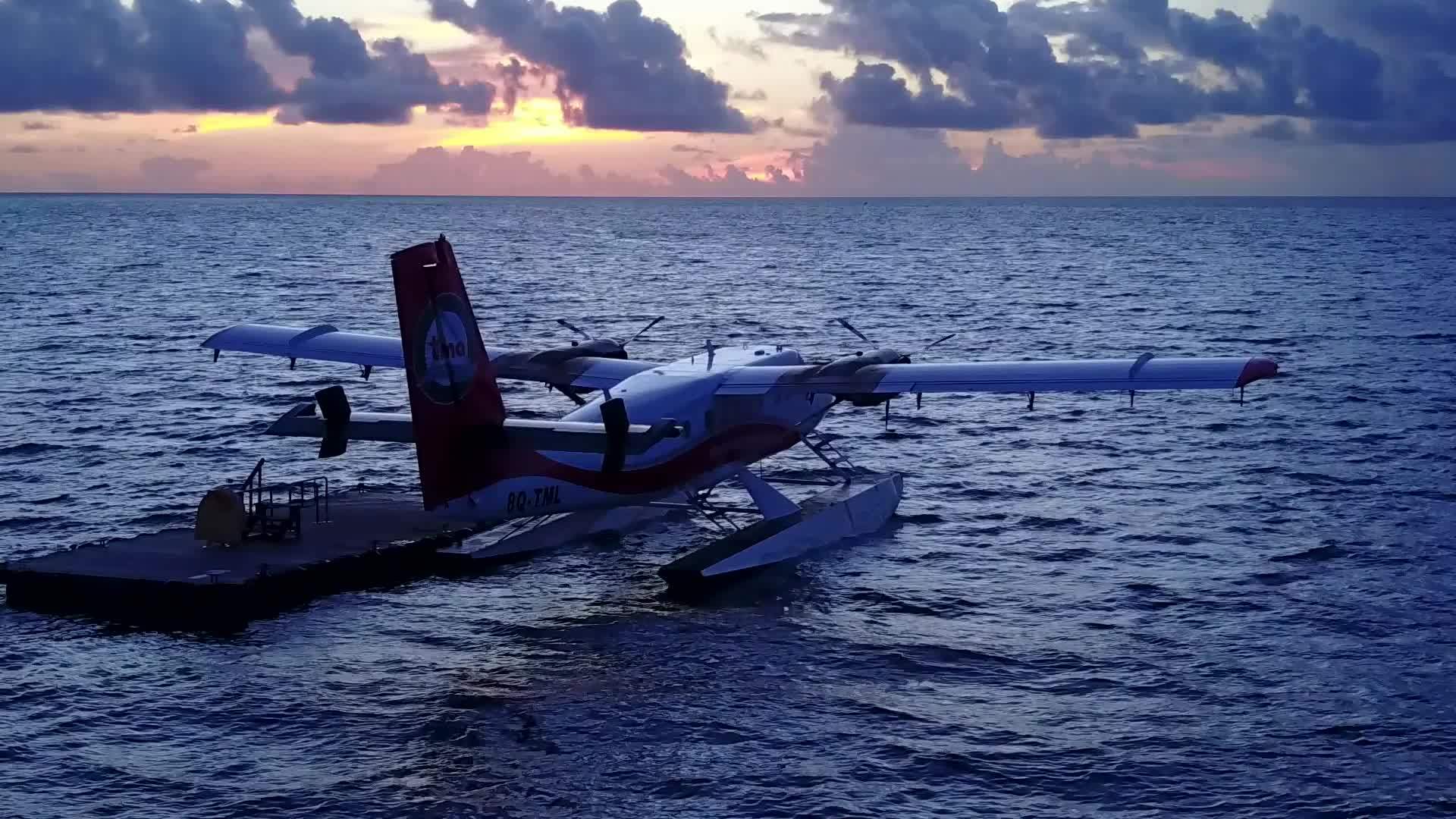 日出后蓝绿色海洋天堂海岸线海滩以明亮的沙滩为背景视频的预览图